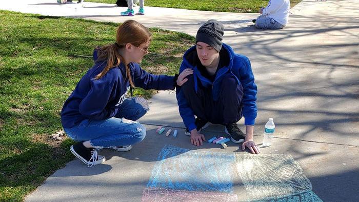 卡森 and Sydney at a sidewalk chalk event through <a href='http://he6.imtiazqazi.com'>十大网投平台信誉排行榜</a>阿尔图纳分校’s student organization We Are Friends.